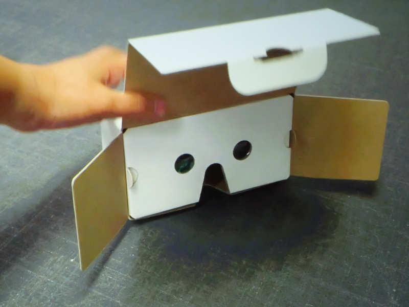 THETAのパッケージをカジュアルHMDにするアイデア。単眼用のフレネルレンズ、立体視用の二眼レンズを用意した。