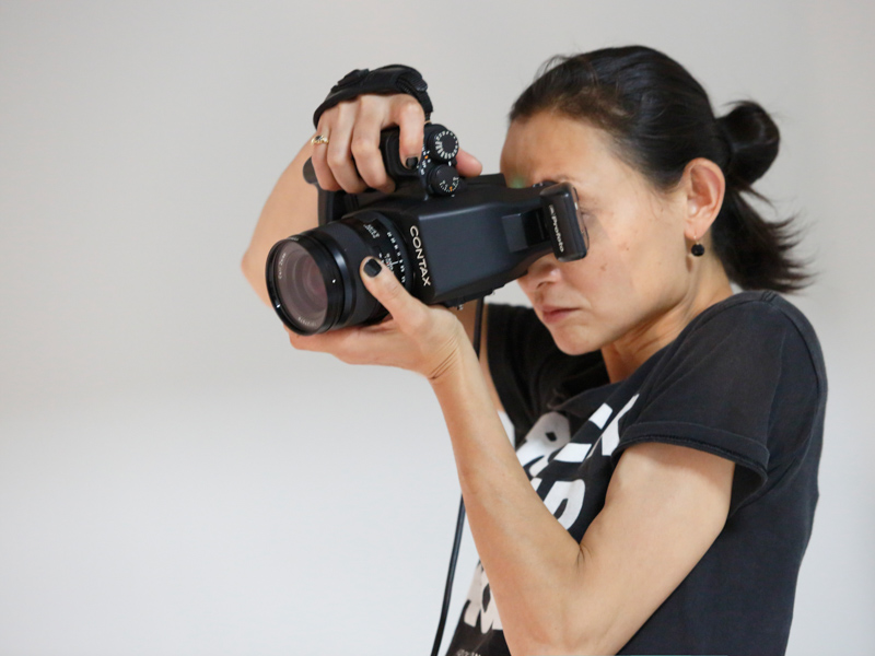 撮影中のアミタさん。表情は真剣そのもの。