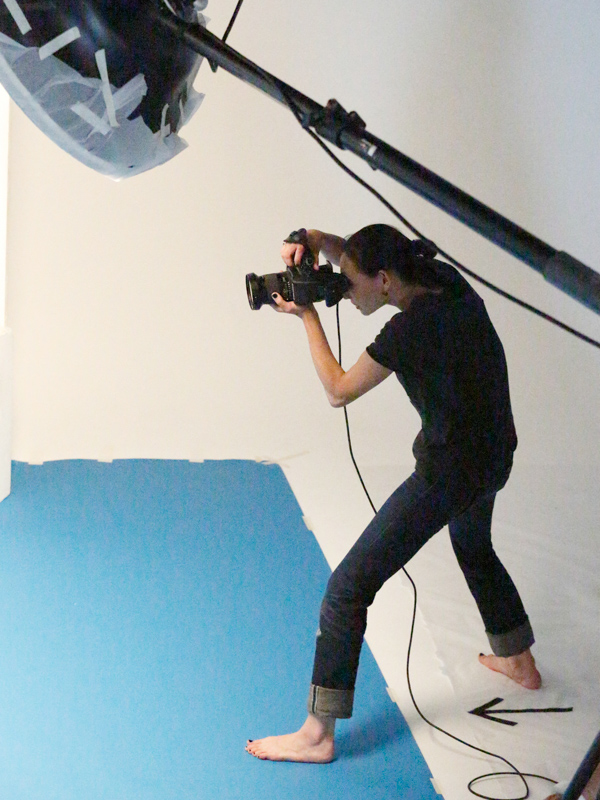 裸足でしっかり踏んばる体勢でシャッターを切る。