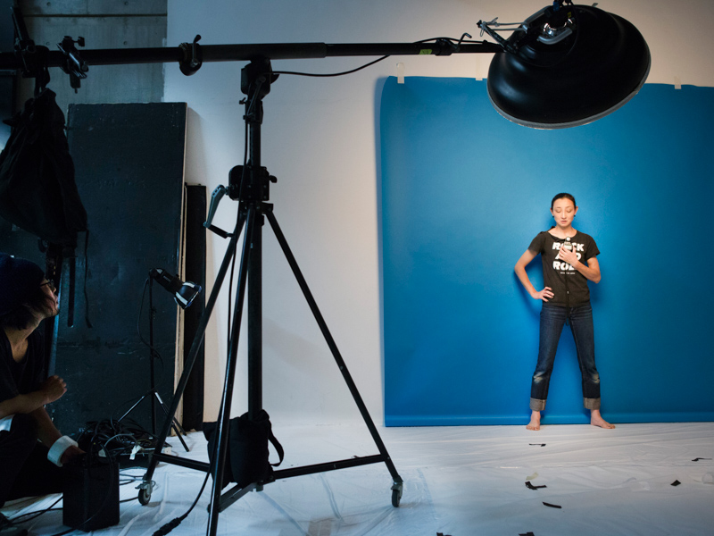 アシスタントやスタジオマンに任せることの多いセッティング作業も、自ら率先して動く。