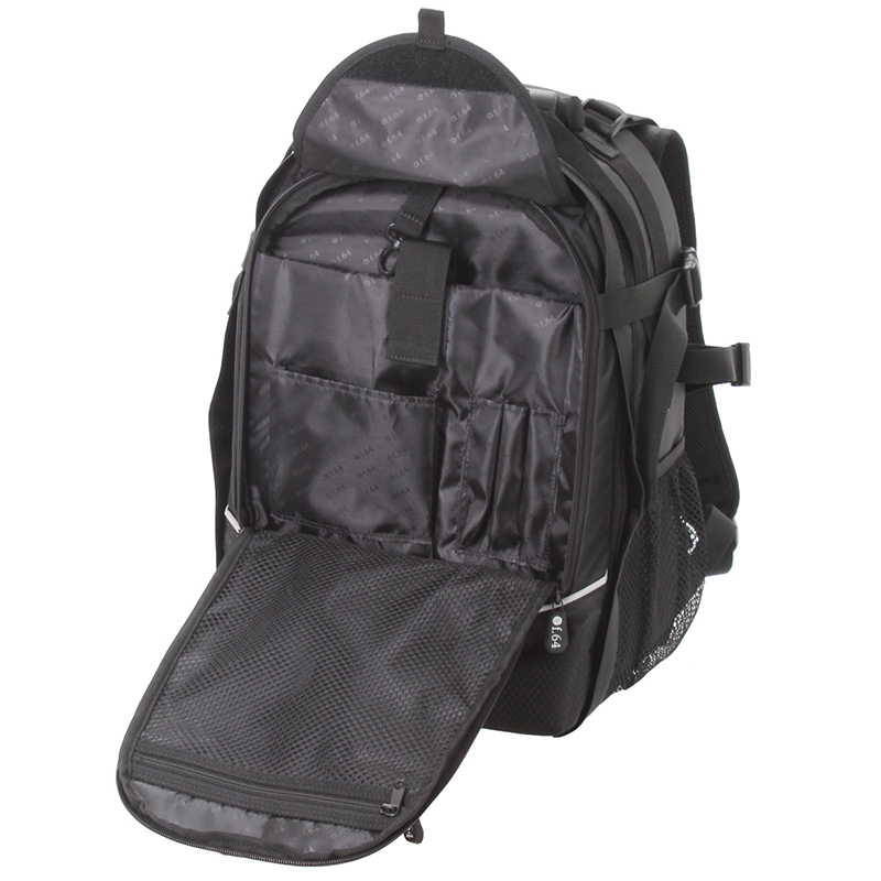 前面をフルに使った薄型の収納部を備える