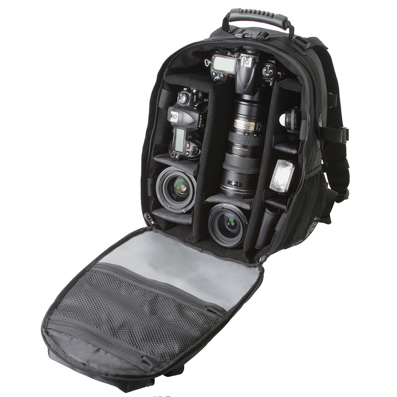 収納例。フラップの内側にも大型ポケットを備える