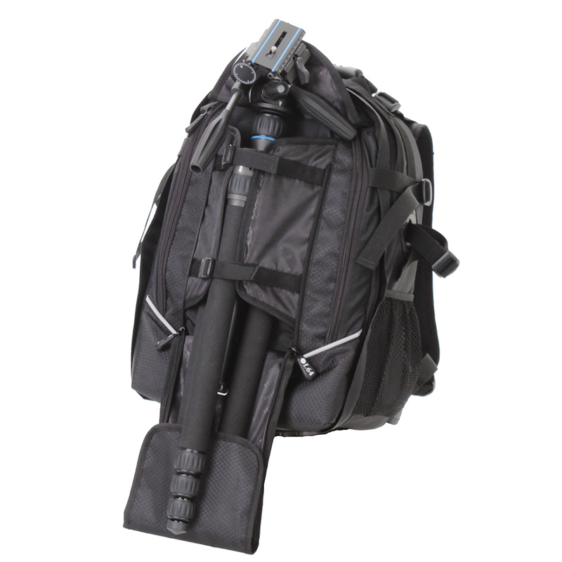 メインフラップには三脚ホルダーが収納されている