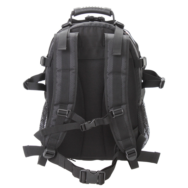 背面と背負いベルトには通気性に優れた3Dクールメッシュ加工が施されている