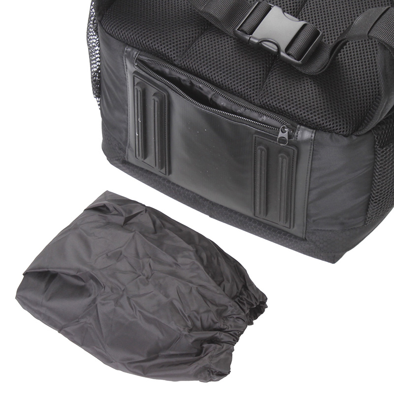 底面には、防水性に優れたターポリン生地を採用。ファスナーを開けるとレインカバーが収納されている