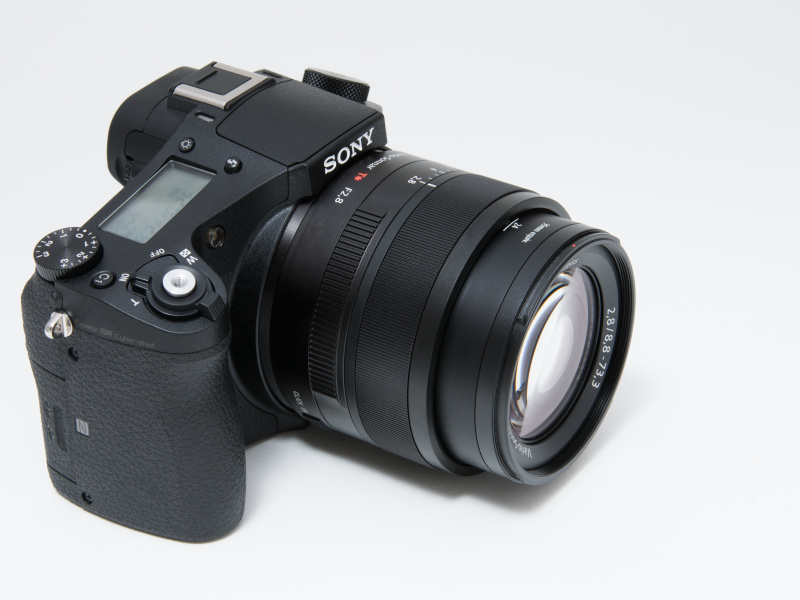 電源オン、24mm相当。鏡筒はあまり伸びない。