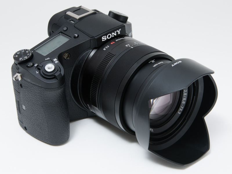 レンズフードを装着した状態。