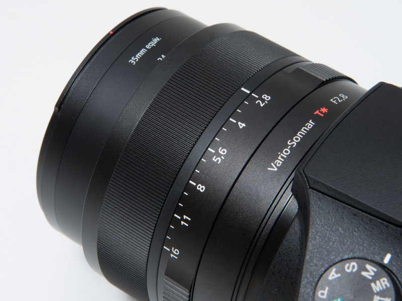 鏡筒は大きなマニュアルリングと絞りリングを持ち、マニュアル操作が楽しめる。