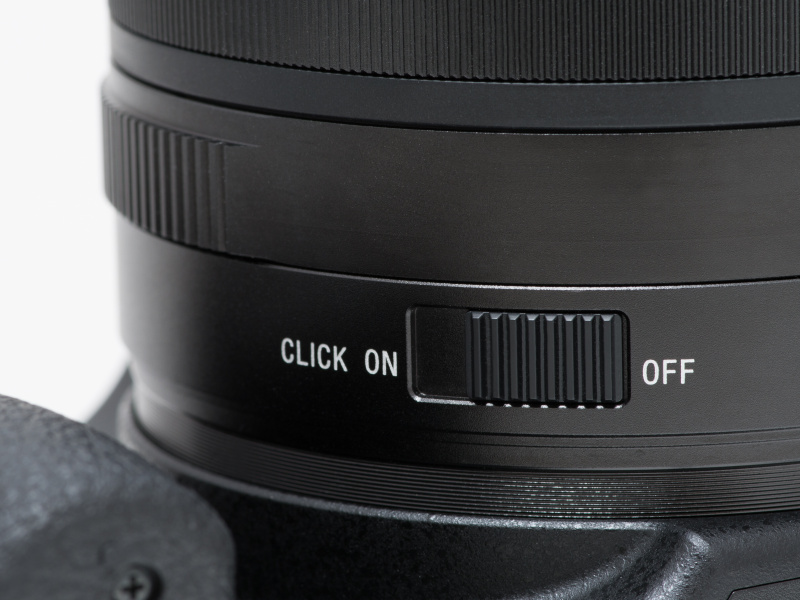 鏡筒の底面側に、絞りリングのクリックをフリーにするレバーを持つ。クリックをオフにするとフリーになり、動画撮影時にスムーズで音のしない絞り操作が行える。