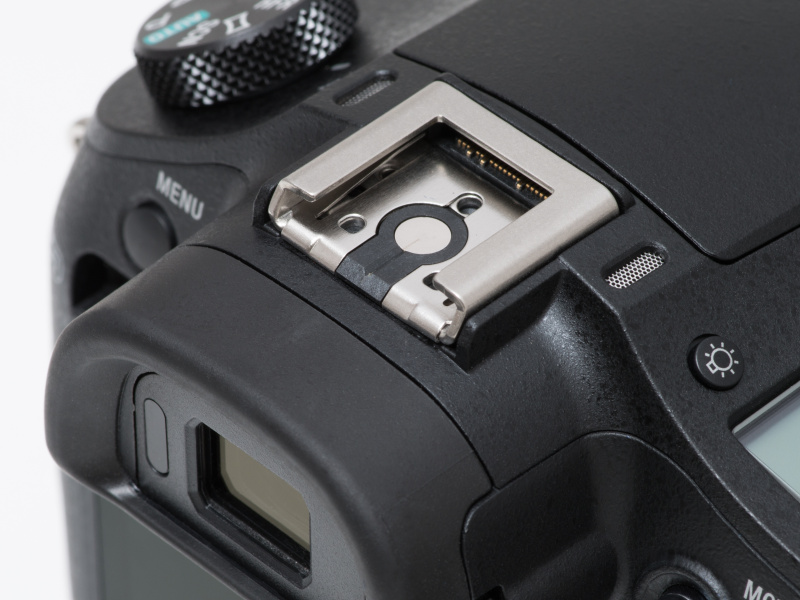 マルチインターフェースシューを搭載。外部フラッシュや外部マイクなどの装着ができ、幅広い撮影が可能になる。