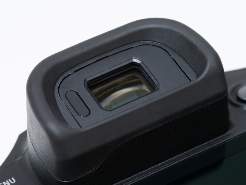 コンパクトカメラのEVFはオマケ程度と言われてきたなか、RX10 IIのXGA OLED Tru-Finderはとても見やすい。レンズ交換式のミラーレス機を使っている感覚だ。