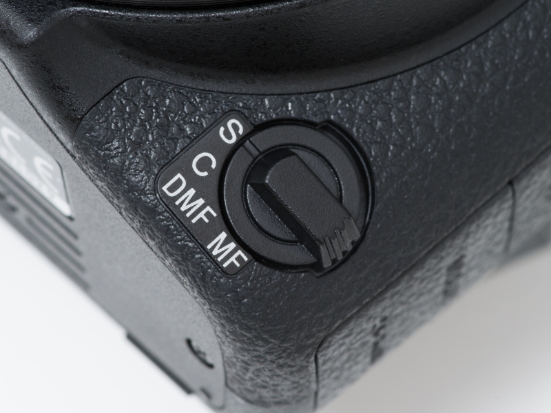 フォーカスモードダイヤル。DMFはAF合焦後に切り替え操作なしでMF可能なダイレクトマニュアルフォーカスだ。
