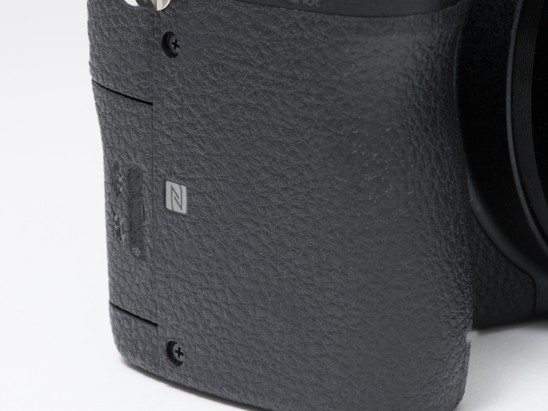 無線LAN機能を持ち、NFC対応のスマートデバイスとは、タッチするだけで接続できる。