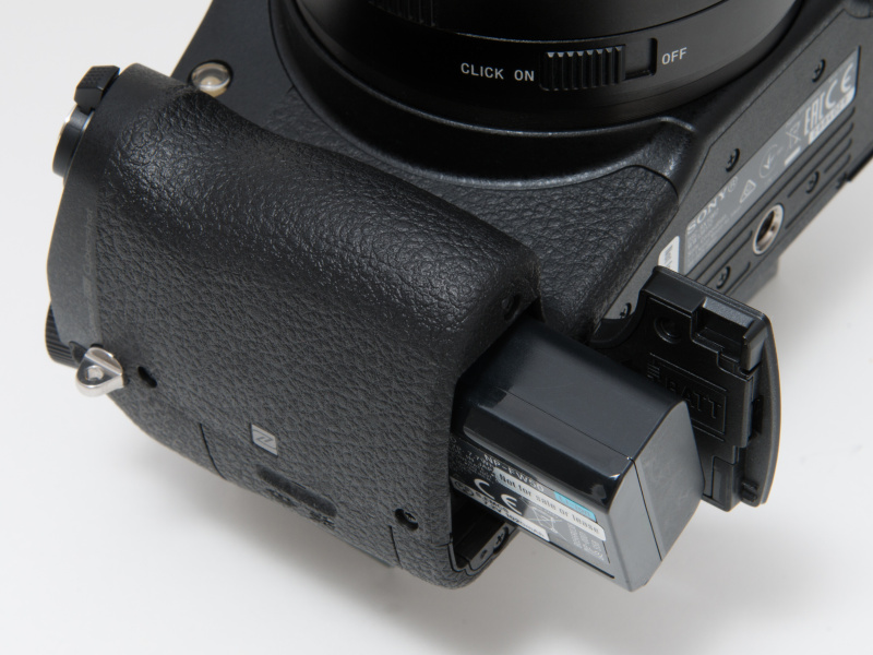 バッテリーはRX10と変わらずNP-FW50を使用。液晶モニター使用時で約400枚（約200分）、EVF使用時で約360枚（約180分）の静止画/動画撮影が可能だ。