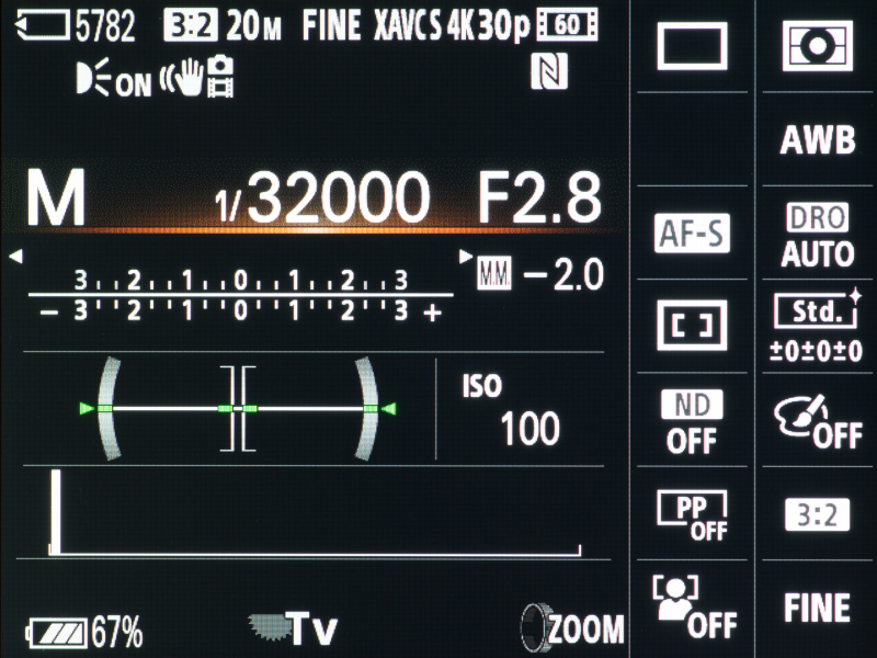 ズーム全域でF2.8の明るさと、1/32,000秒の超高速シャッターを持つ。またRX100 IVのベース感度はISO125だが、RX10 IIのベース感度はISO100だ。