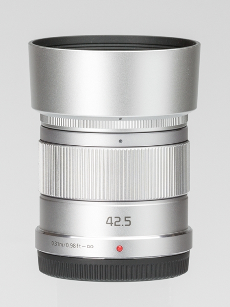 LUMIX G 42.5mm F1.7。大きさは最大径55×長さ50mm、重さ130g。フィルター径37mm。バヨネット式のプラスティック製フードが付属する。
