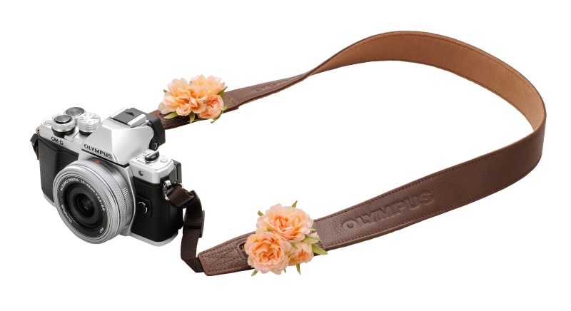 デコレーション例。ストラップ本体を除くアイテムはいずれも付属しない