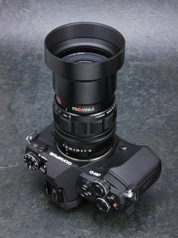 円筒形のフードは金属製でねじ込み式