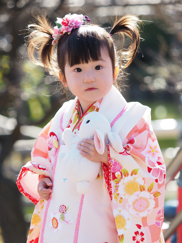 記念撮影では暗くなるので逆光を避ける方もいますが、露出補正をかければ大丈夫。むしろ全体が影になるので、顔に影ができず、滑らかに写ります。髪の毛が輝いて華やかですね。