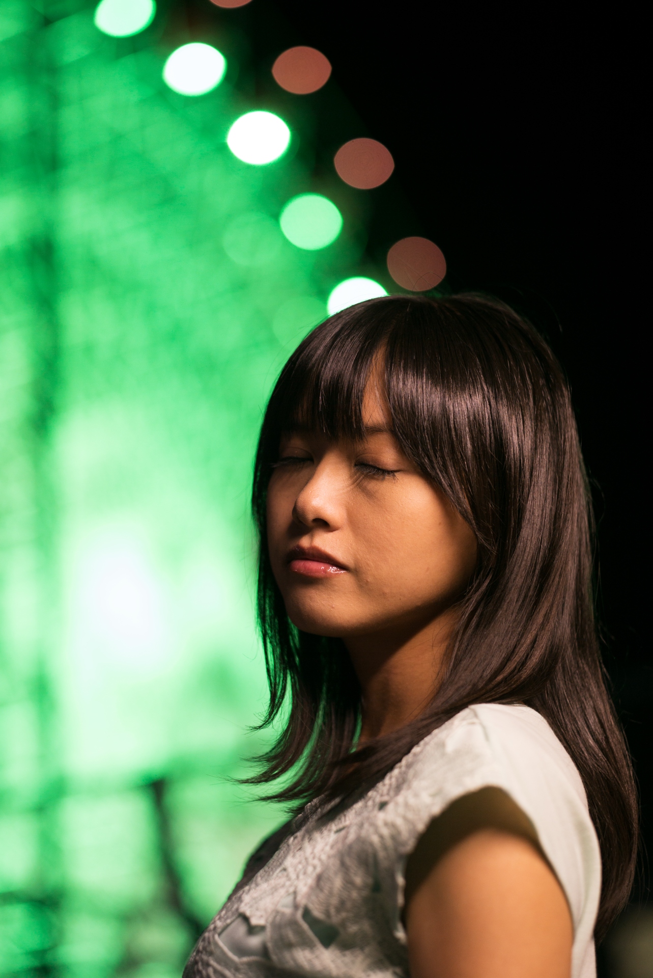 玉ボケの輪郭はやや強めだが、非球面レンズでよくある点光源部の同心円状の筋はまったく発生しない。LEICA M（Typ240） / ISO1000 / F2 / 1/125秒 / WB:オート