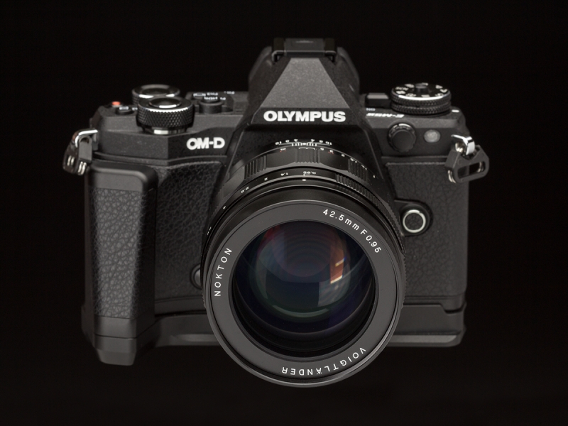 オリンパスOM-D E-M5 Mark IIに装着。