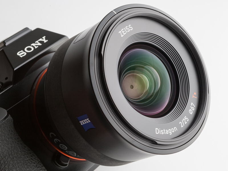 フィルター用に67mm径のネジ切りがある。その外側のバヨネットはフード用だ