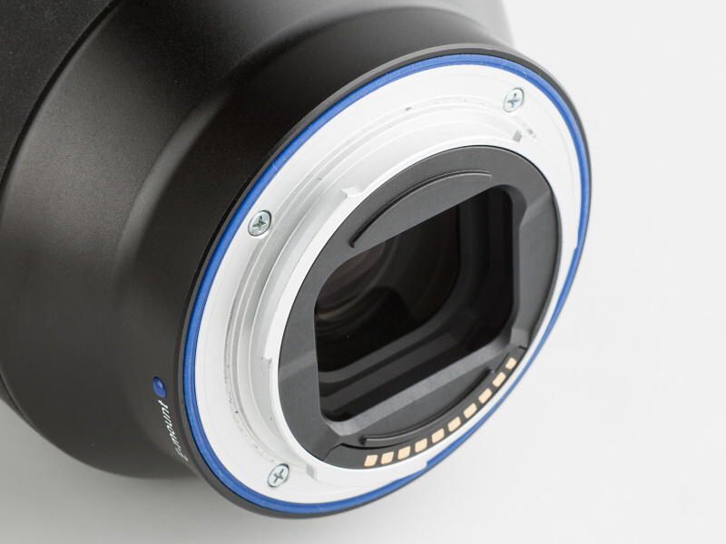 マウントはEマウントを採用。35mmフルサイズに対応し、α7シリーズでフルサイズ撮影が可能だ