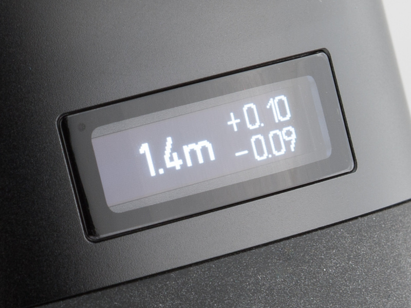 近距離では合焦位置の距離と、被写界深度の差分を表示する