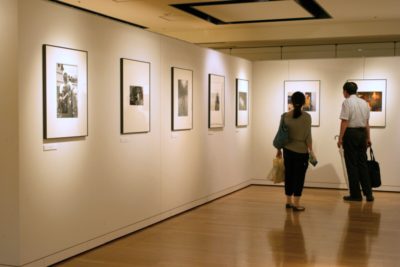 ハービー・山口さんの写真展。複数テーマを一堂に展示する大規模なもの