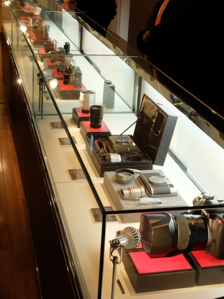 現在販売しているライカも並び、スタッフから説明を受けられた