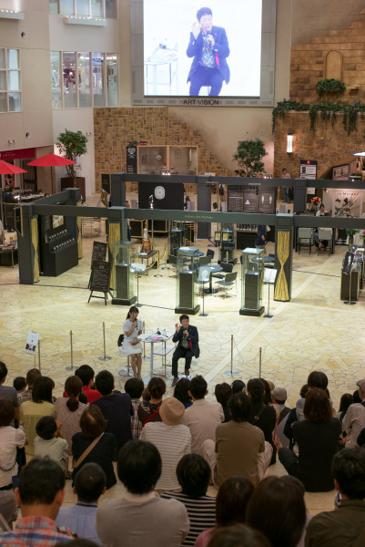 作品を映したり、後ろのスクリーンも活用