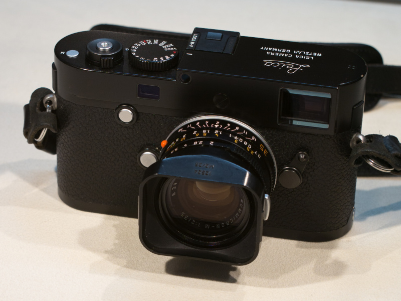 こちらはデジタルの現行モデル、ライカM-P（Typ240）。ライカレンズにおいて50mmと並び人気の高いズミクロン35mmの中で、“7枚玉”と呼ばれるタイプのもの