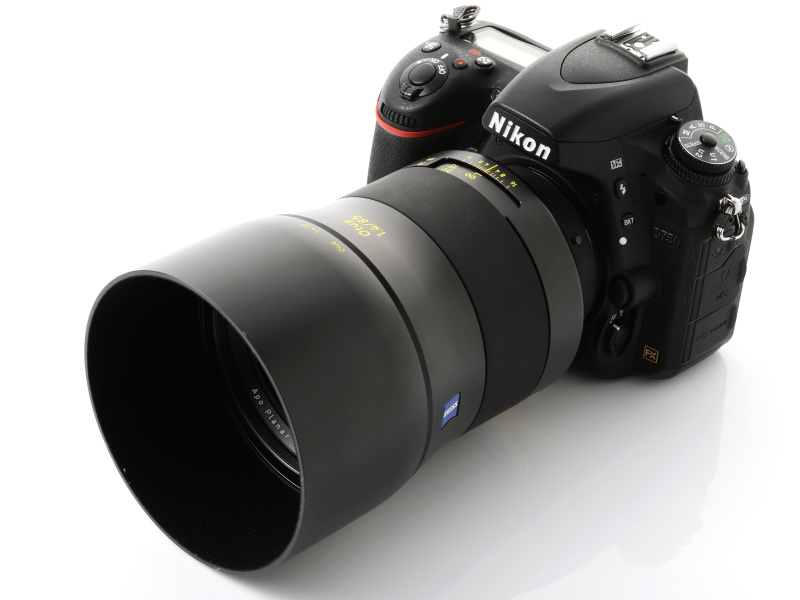 フードは金属製のしっかりとしたフードが付属する。内面は植毛加工加工されている