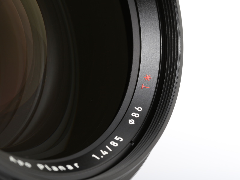 レンズには人気のコーティングを現すT*マークがある