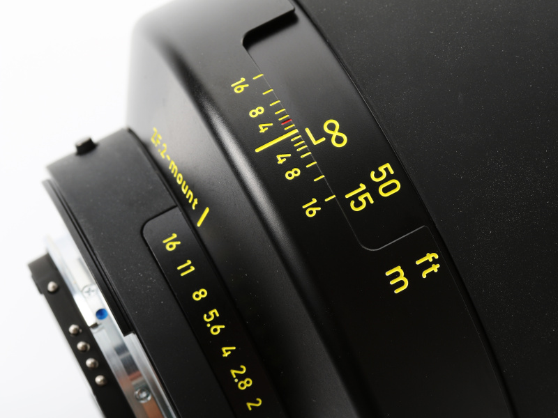 距離指標はOtusシリーズ共通の黄色となっている