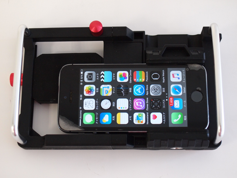 4インチディスプレイのiPhone 5sを装着した例