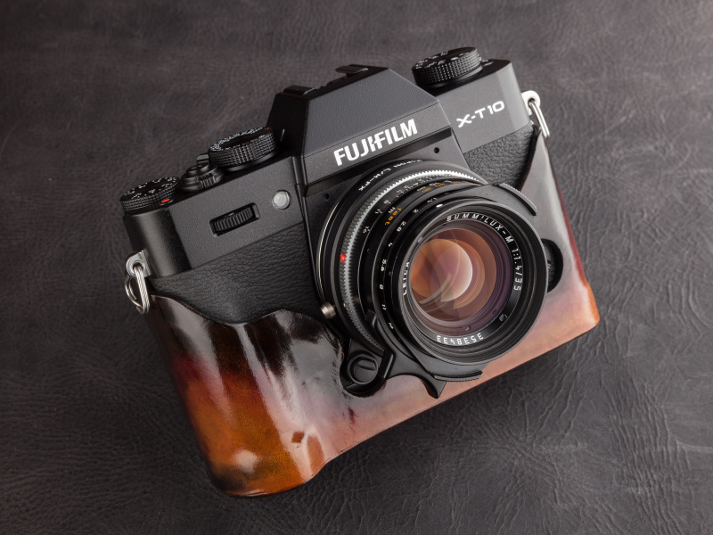 リコイルのヘビーウエイトレザーケースは税込2万5,920円。手染めのグラデーションが美しい