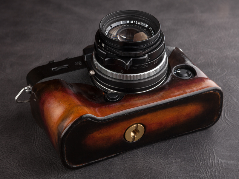 付属の真鍮製ネジでカメラ本体に固定する。底部もステッチのない仕様だ