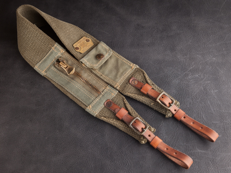 アダクワッタのワイドストラップは税込1万6,800円。ショートタイプの首提げ用だ