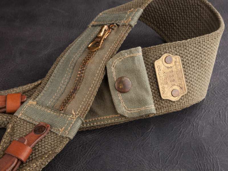 リアルビンテージマテリアルを使った細部の演出が心憎い。実際にポケットとして機能する