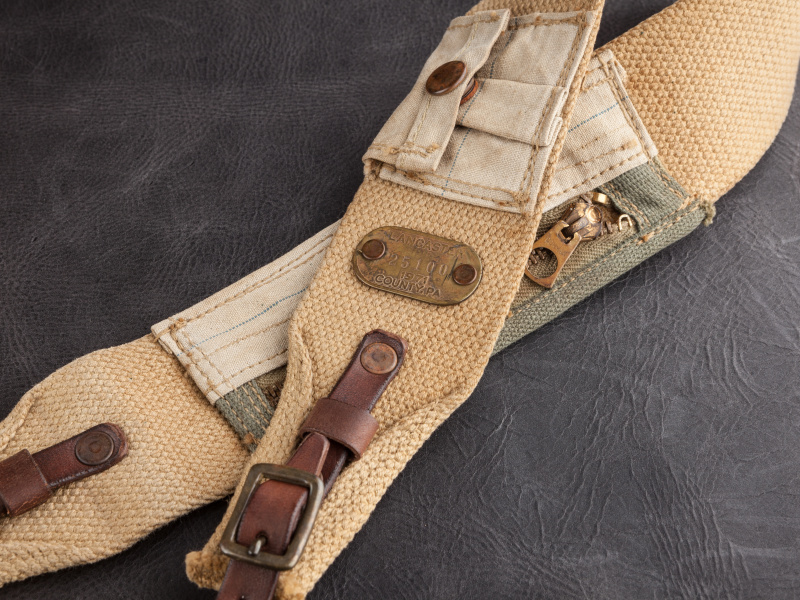 カラーはカーキとベージュをラインアップしている。カメラや服装と合わせて選択しよう