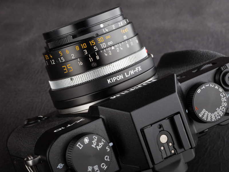 マットなブラック塗装でX-T10に装着した際に落ち着きがある。黒の質感は大切だ