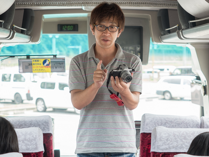 車内ではオリンパスデジタルカレッジインストラクター兼オリンパス社員の菅野幸男さんがカメラの使い方を説明