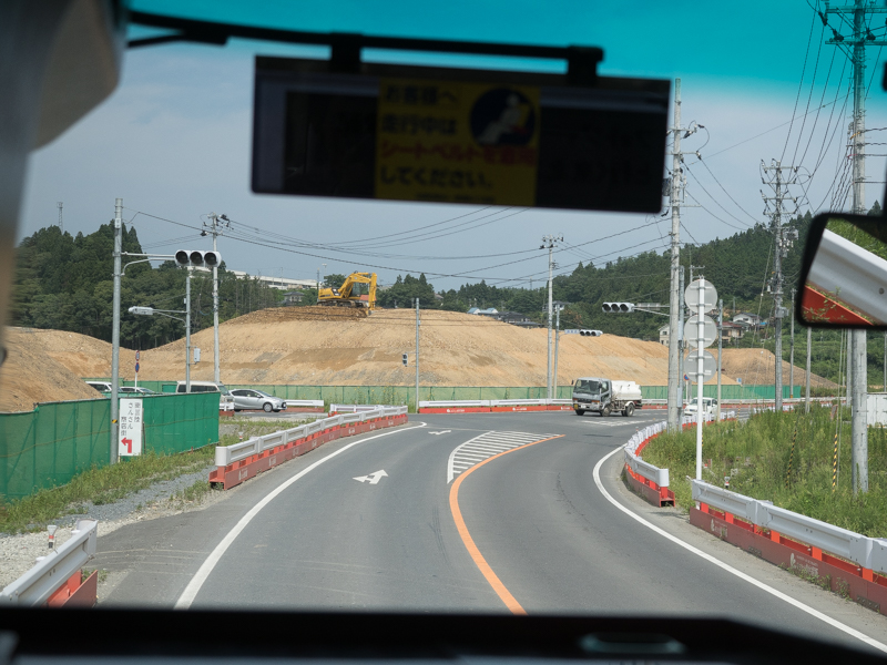 津波の被災地に入ると、あちらこちらでかさ上げ工事をしていた