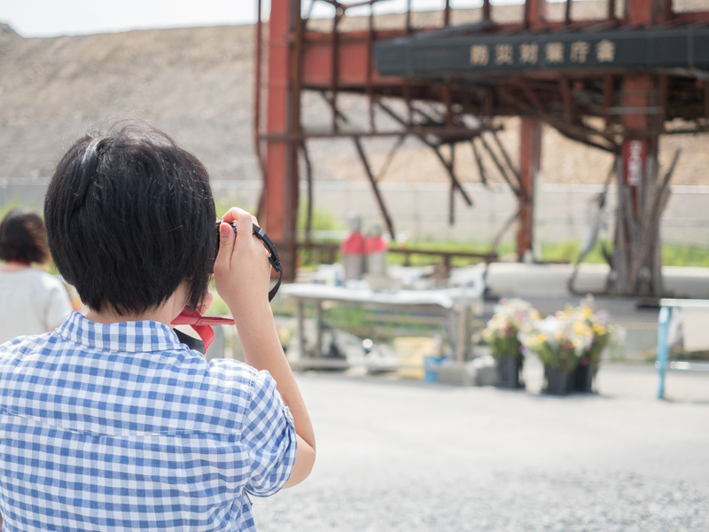参加者は、旧防災庁舎やその周りを写真に収めた
