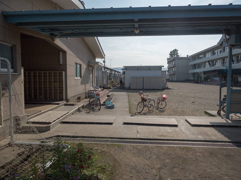 校庭に仮設住宅が建っている