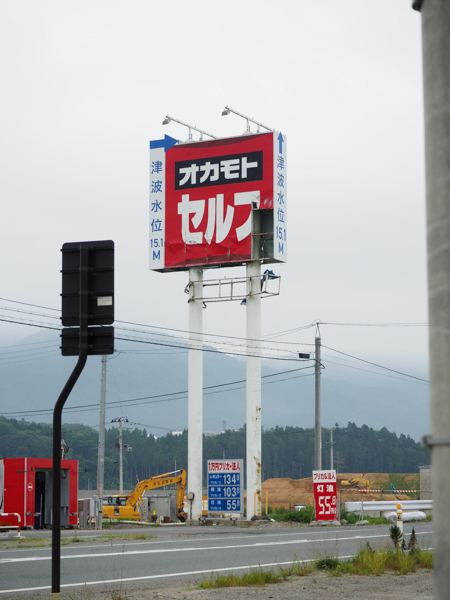 杉野光さんの作品（右）。「今まで自分が無知だったと思ったが、いろいろなことを知ってこれからに繋げたい。もっと凄い災害がこれから来たらどうなるかを考えていきたい」。安田さんのコメント「津波のすさまじさが伝わる写真を撮ってくれました」