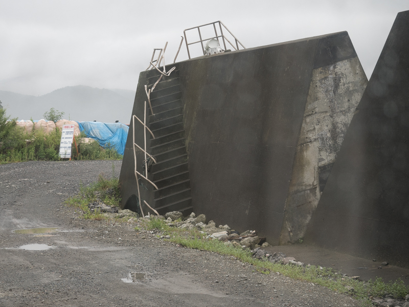 赤浜では、まだ壊れたままの防潮堤も散見された