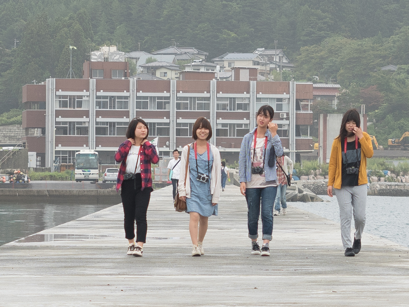 蓬莱島に向かう生徒。後ろの建物は、津波で被災した東京大学大気海洋研究所 国際沿岸海洋研究センター