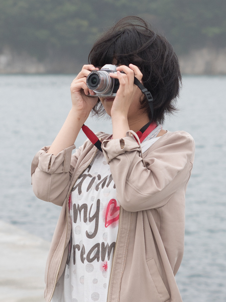 堤防から蓬莱島を撮影する参加者。ちょうど霧が発生しており、周囲は幻想的な景色だった